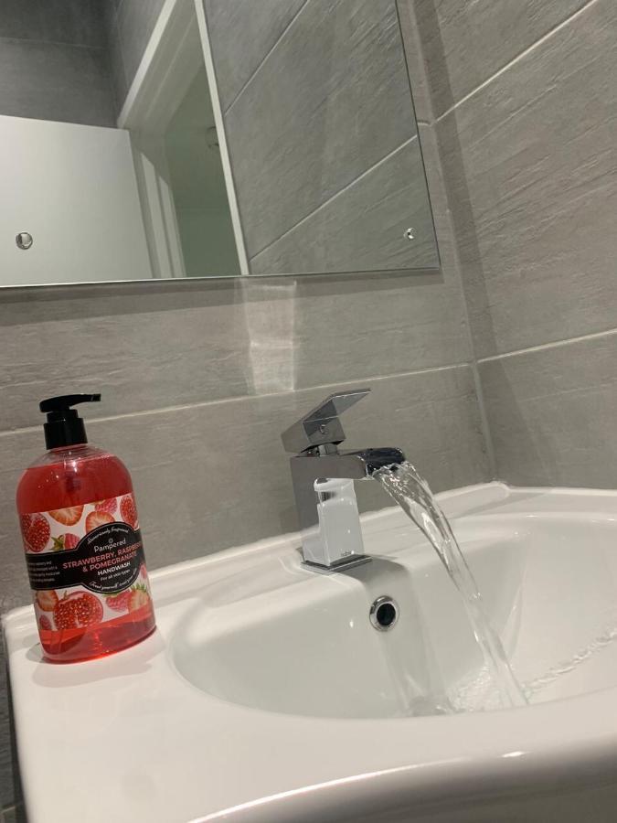 Ak Serviced Apartments - Exclusive Two-Bedroom Apartment カーディフ エクステリア 写真